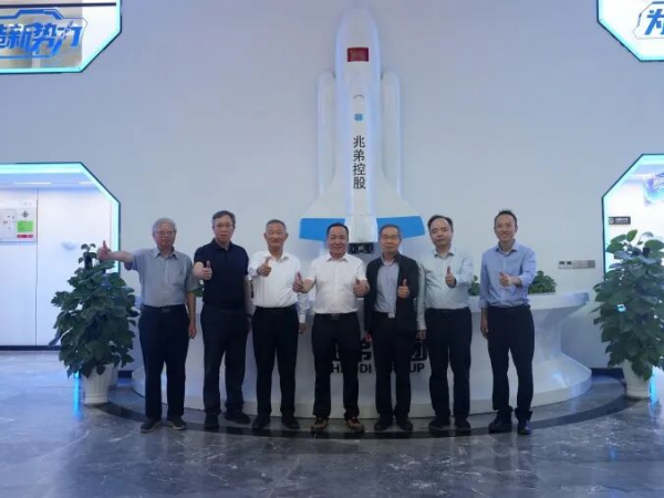 全國工程勘察設(shè)計大師郁銀泉、任慶英、周建龍等專家組團(tuán)考察兆弟綠色全裝配式技術(shù)新突破